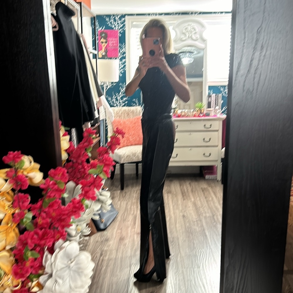 GORGEOUS DANIER Black Leather pants that flare out at the bottom with a zipper. - Picture 4 of 15